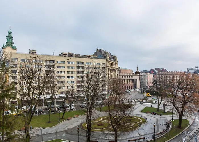 В Центрі Біля Ратуші Вул. Площа Ринок 11