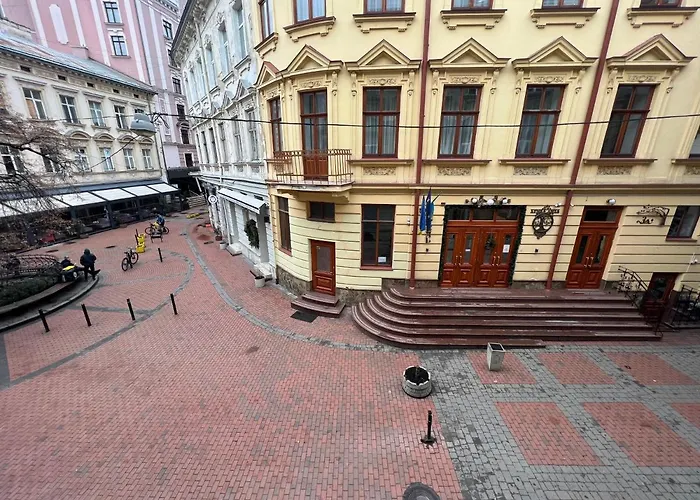 В Самому Центрі Львова В Проїзді Крива Липа