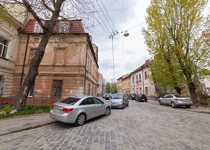 s Leopolli Near Opera House